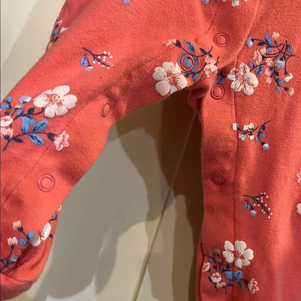 🏅 10/$10 Pink and White Footies with Floral Design